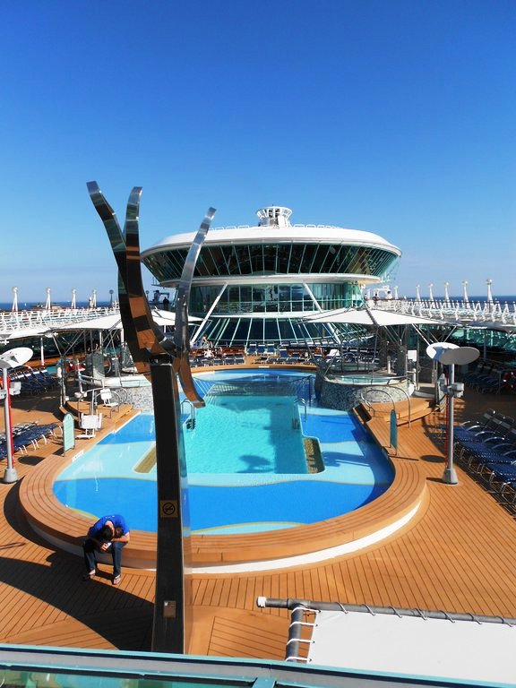 Piscina y Solarium a bordo del Vision of the Seas CRUCEROS VISION OF THE SEAS FIORDOS NORUEGOS CAPITALES BALTICAS ROYAL CARIBBEAN
